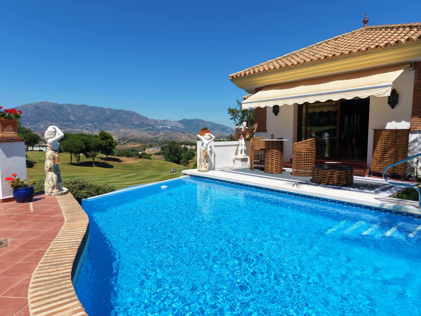 4 bedroom Villa for sale in La Cala Golf with pool - € 1,895,000 (Ref: 9586037)