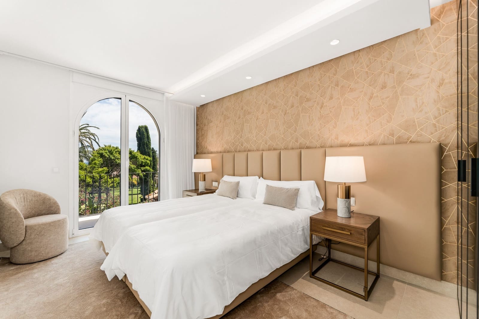 4 soveværelse Byhus til salg i Estepona med swimmingpool garage - € 2.599.000 (Ref: 9629870)