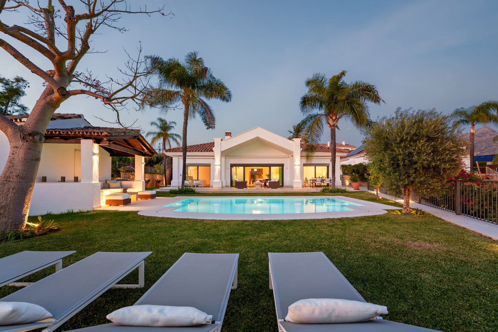 4 soveværelse Villa til salg i Nueva Andalucia med swimmingpool garage - € 4.390.000 (Ref: 9770387)