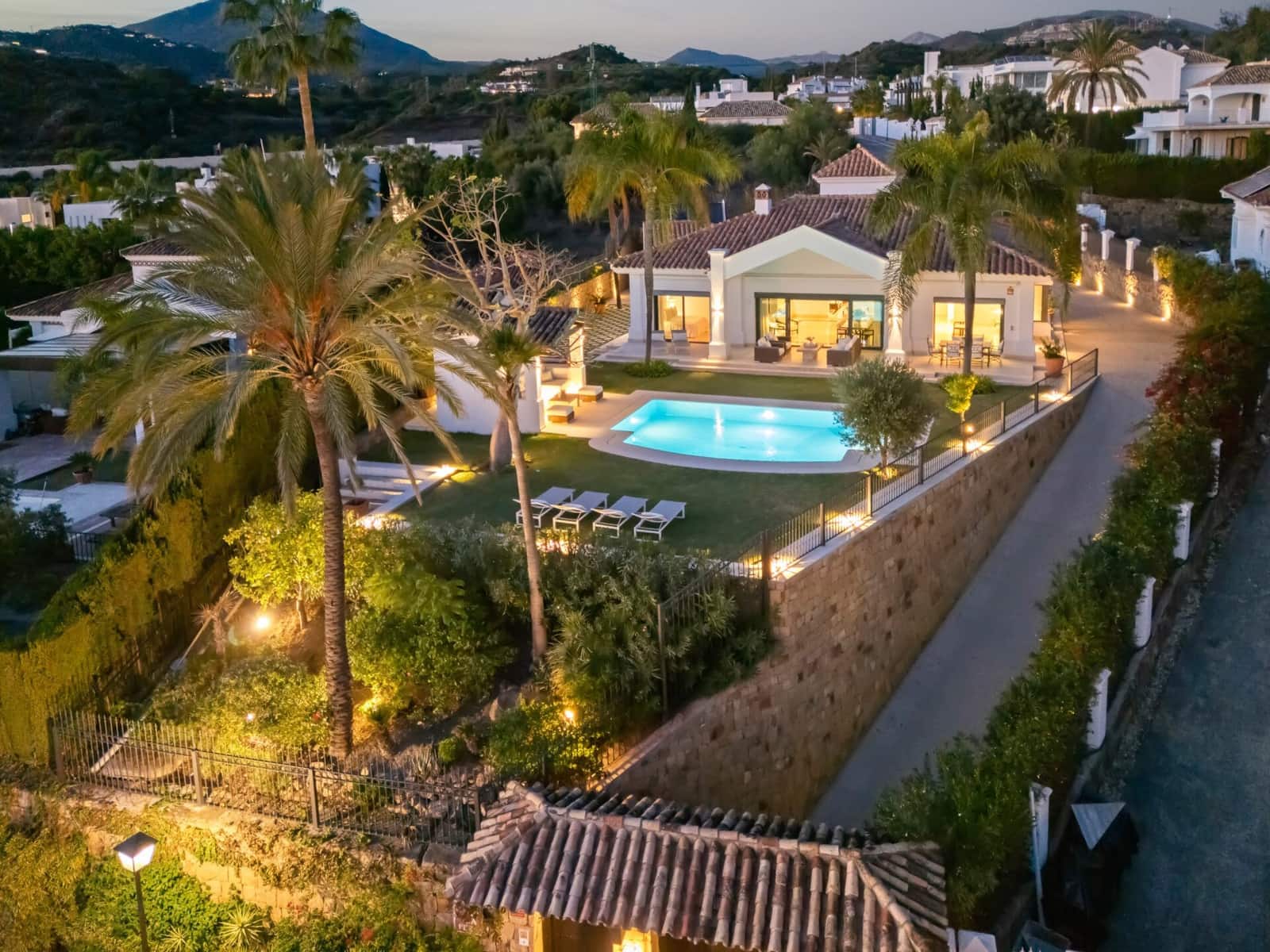 4 soveværelse Villa til salg i Nueva Andalucia med swimmingpool garage - € 4.390.000 (Ref: 9770387)