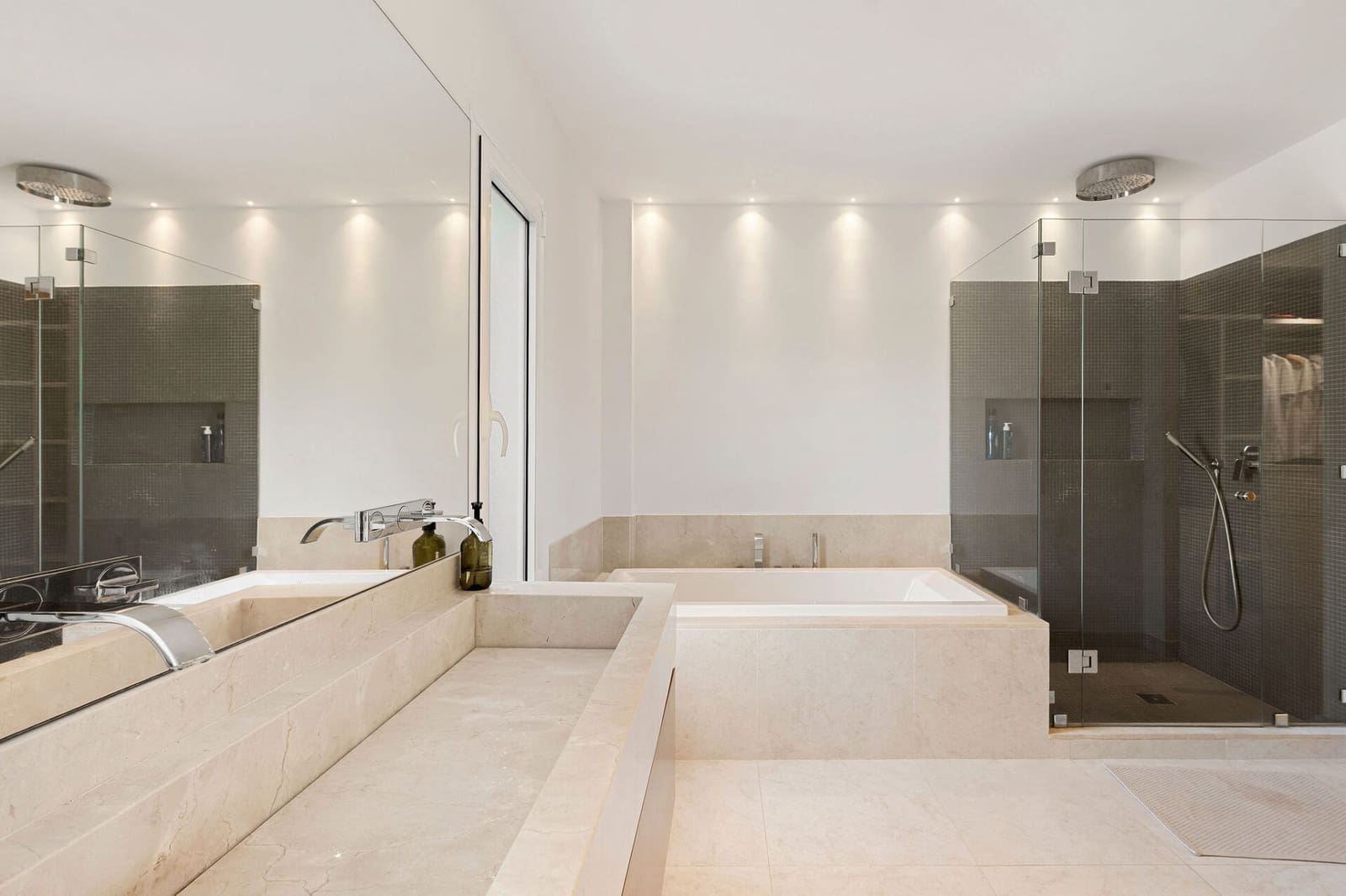 4 chambre Appartement à vendre à Nueva Andalucia avec piscine garage - 1 495 000 € (Ref: 9799040)