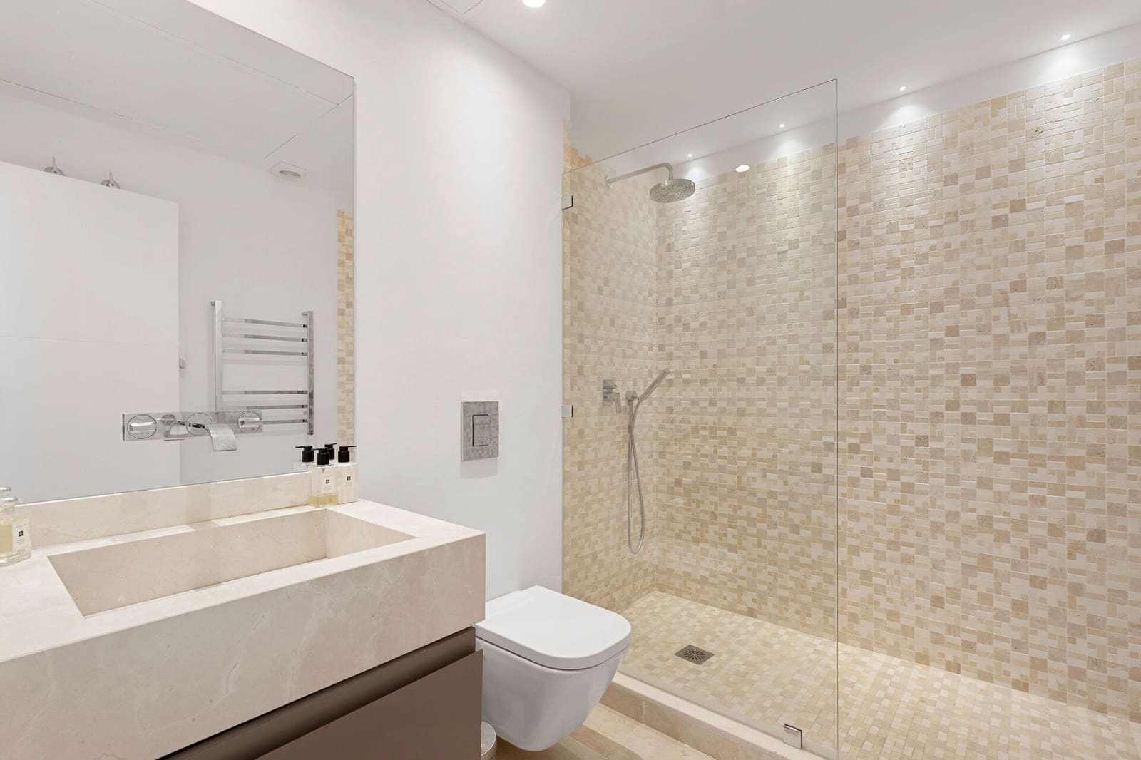 4 chambre Appartement à vendre à Nueva Andalucia avec piscine garage - 1 495 000 € (Ref: 9799040)