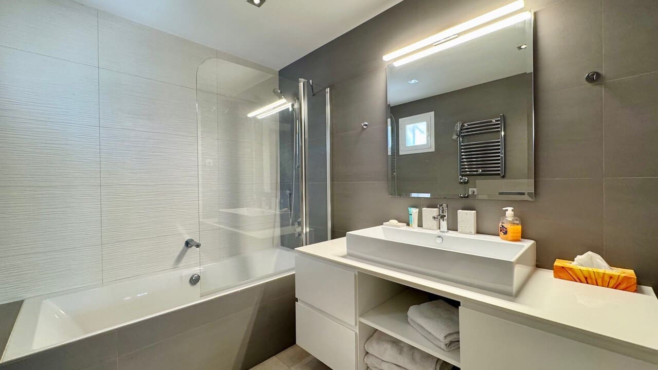 3 bedroom Apartment for sale in Marbella with pool garage - € 4,950,000 (Ref: 9799043)