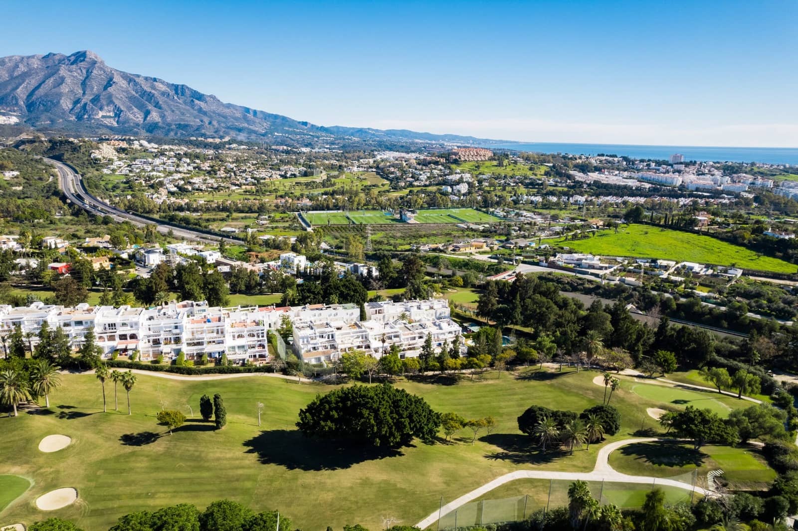 3 quarto Apartamento para venda em La Quinta com piscina - 695 000 € (Ref: 9804130)