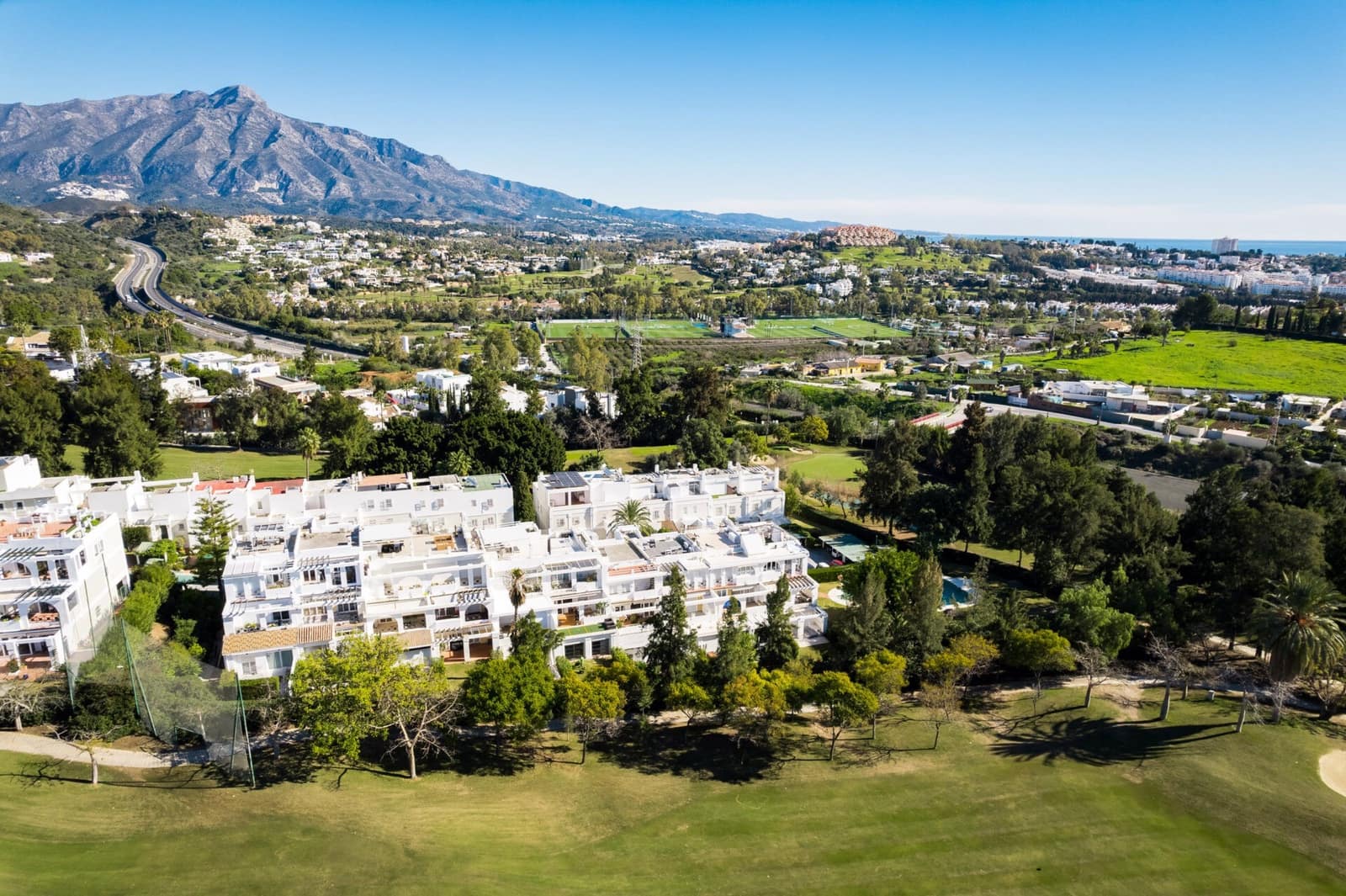 3 quarto Apartamento para venda em La Quinta com piscina - 695 000 € (Ref: 9804130)