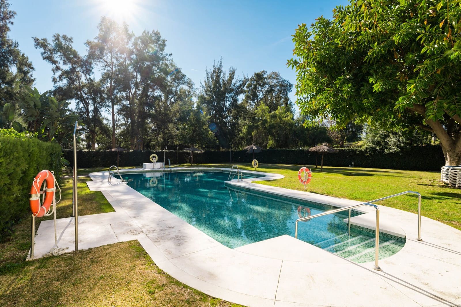 3 quarto Apartamento para venda em La Quinta com piscina - 695 000 € (Ref: 9804130)