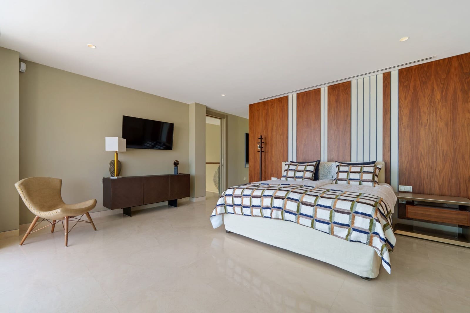 5 bedroom Villa for sale in Nueva Andalucia with pool garage - € 4,995,000 (Ref: 9815710)