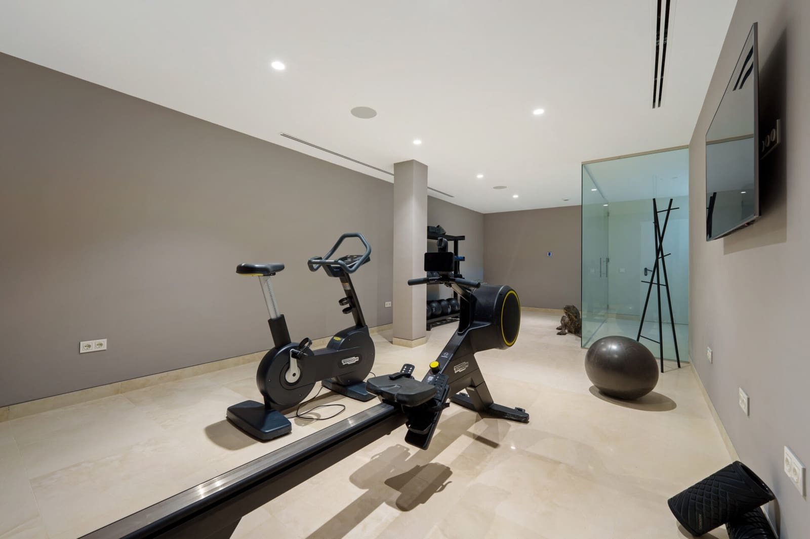 5 bedroom Villa for sale in Nueva Andalucia with pool garage - € 4,995,000 (Ref: 9815710)