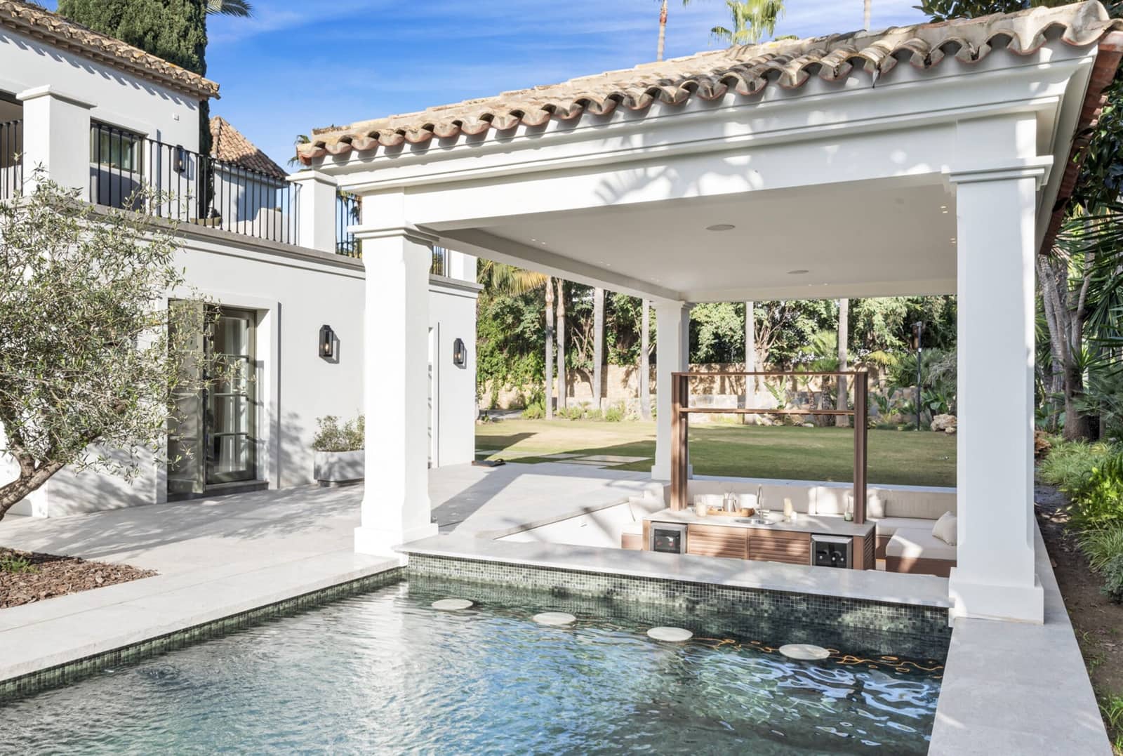 5 bedroom Villa for sale in Nueva Andalucia with pool garage - € 11,750,000 (Ref: 9815711)