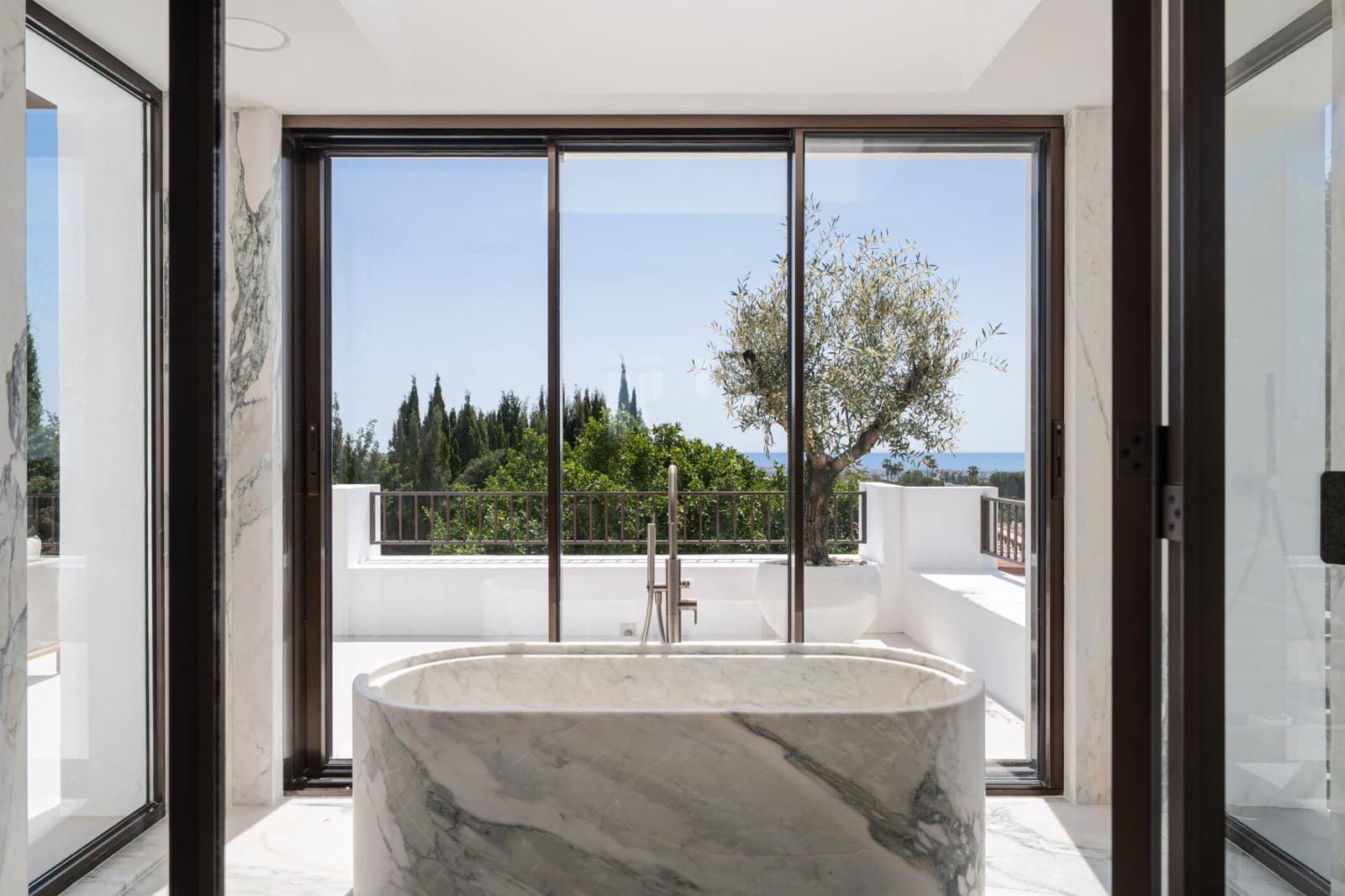 6 bedroom Villa for sale in Benahavis with pool garage - € 8,795,000 (Ref: 9824749)