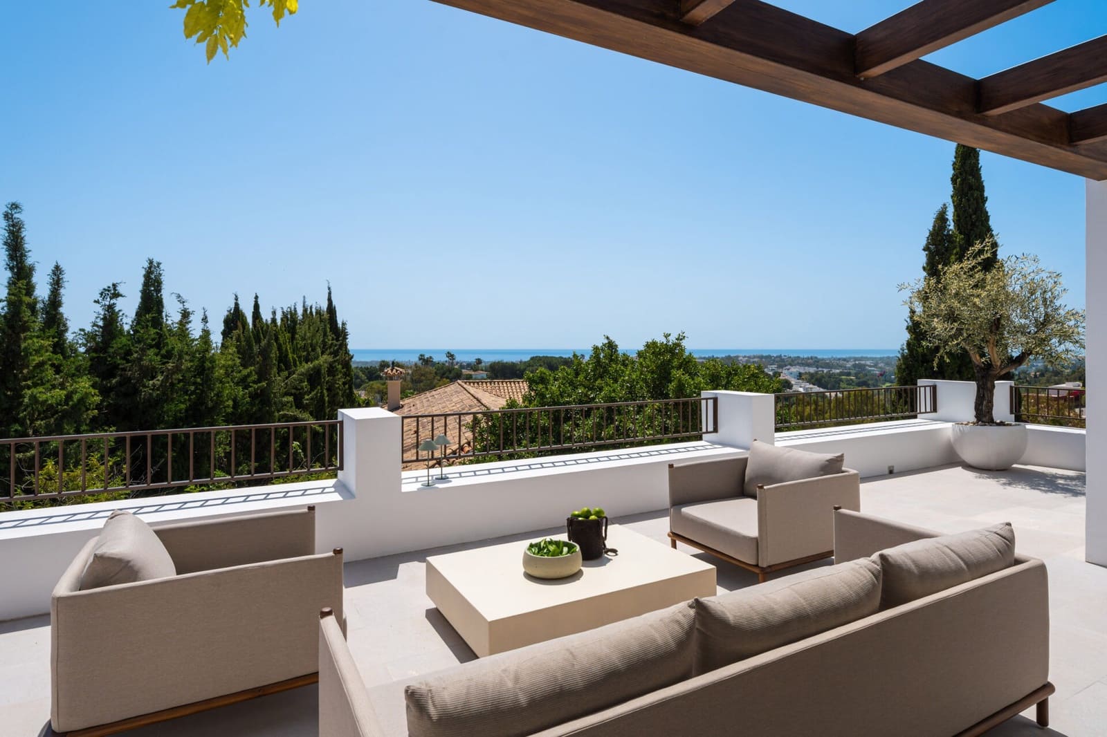 6 bedroom Villa for sale in Benahavis with pool garage - € 8,795,000 (Ref: 9824749)