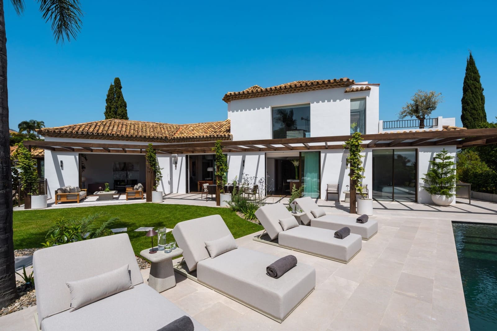 6 bedroom Villa for sale in Benahavis with pool garage - € 8,795,000 (Ref: 9824749)