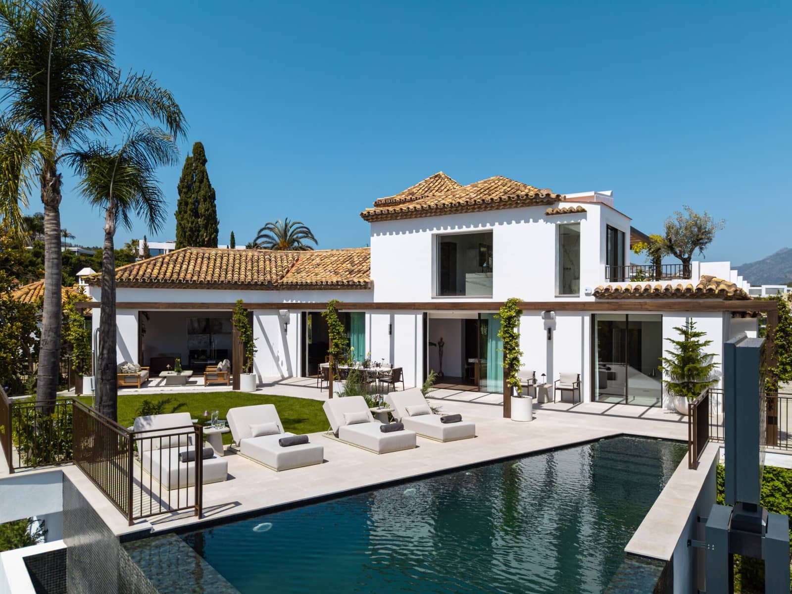 6 bedroom Villa for sale in Benahavis with pool garage - € 8,795,000 (Ref: 9824749)