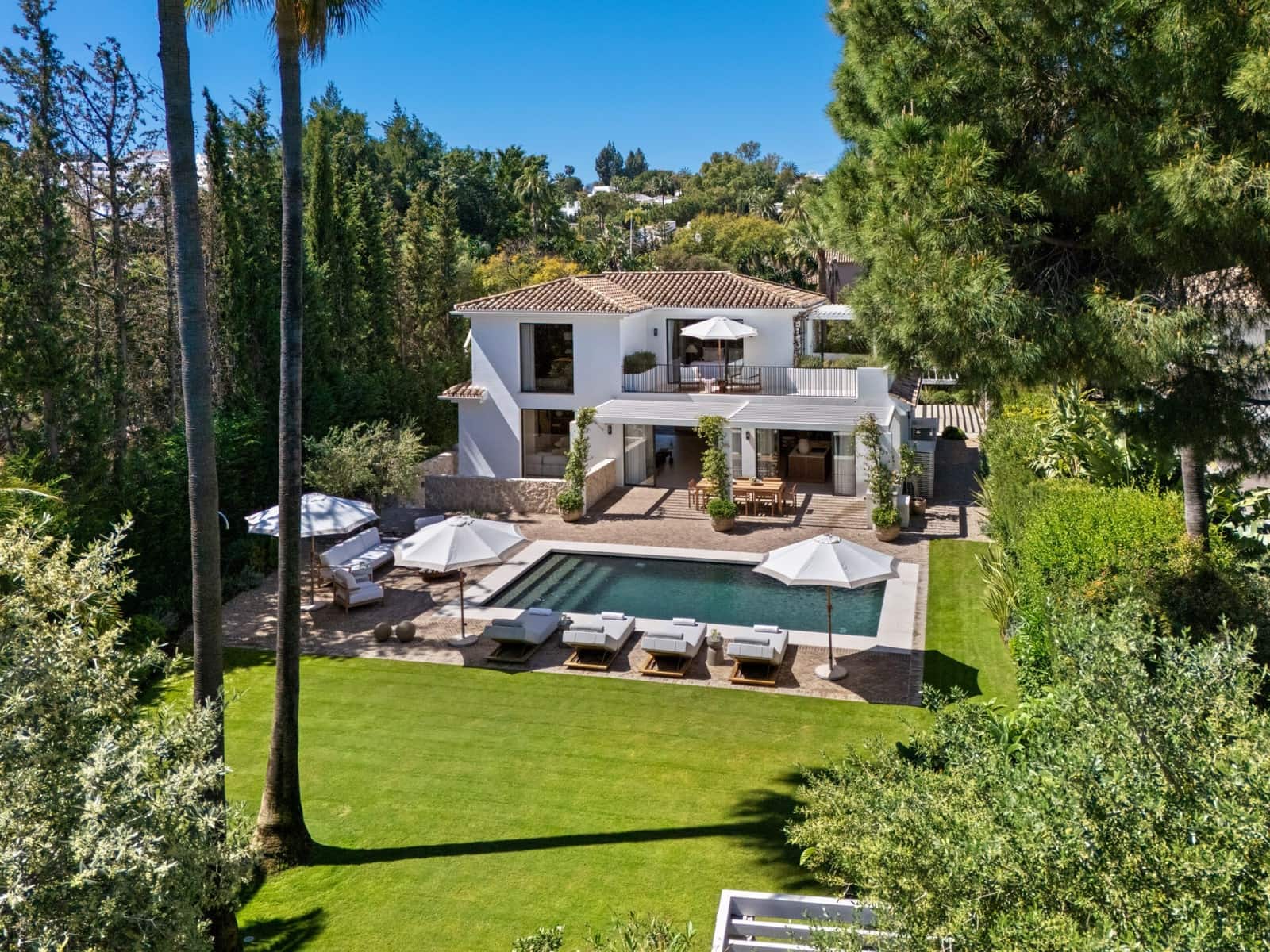 Chalet de 4 habitaciones en Nueva Andalucia en venta con piscina garaje - 5.995.000 € (Ref: 9824750)