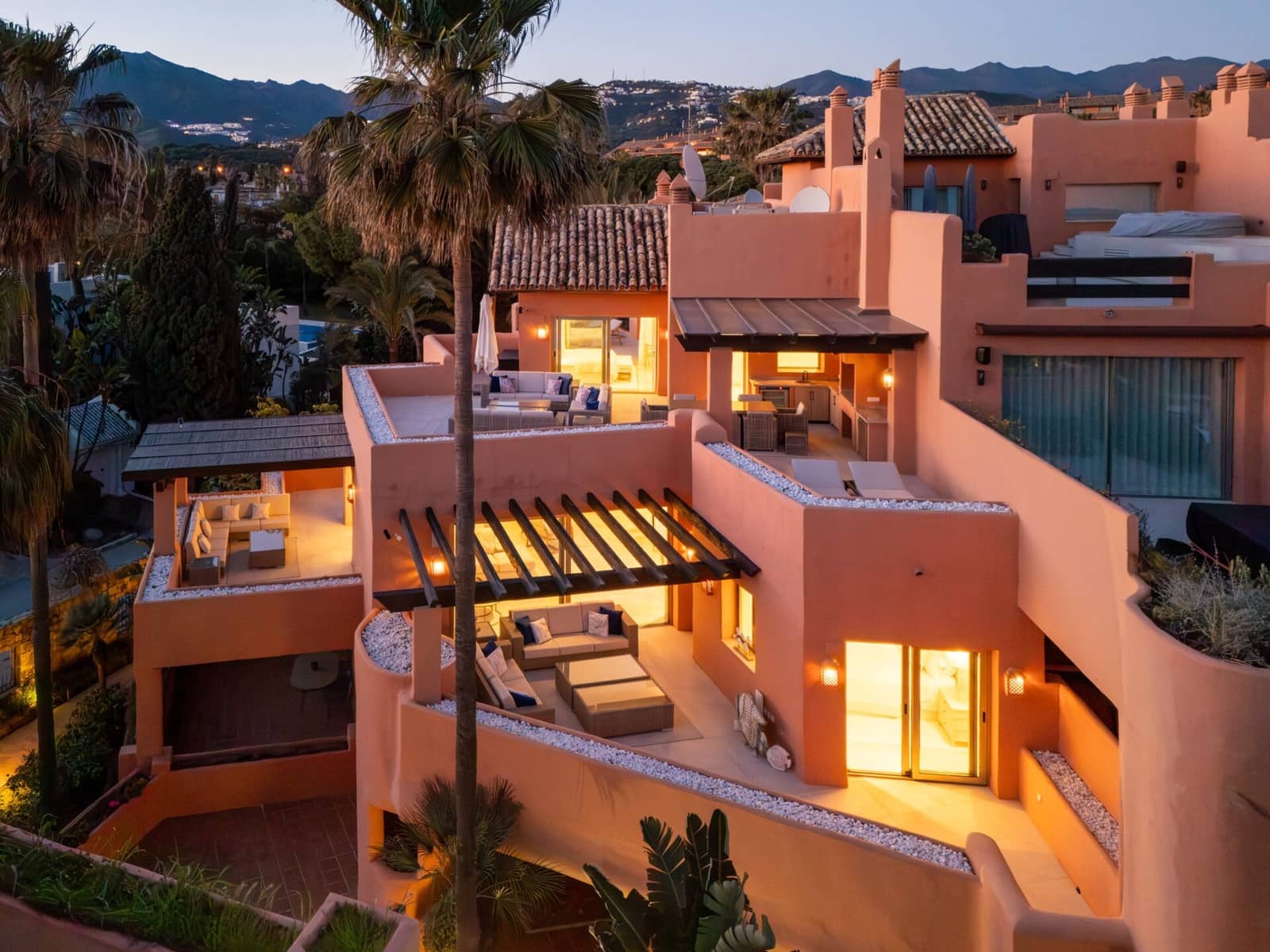 3 bedroom Penthouse for sale in Marbella with pool garage - € 4,250,000 (Ref: 9845228)