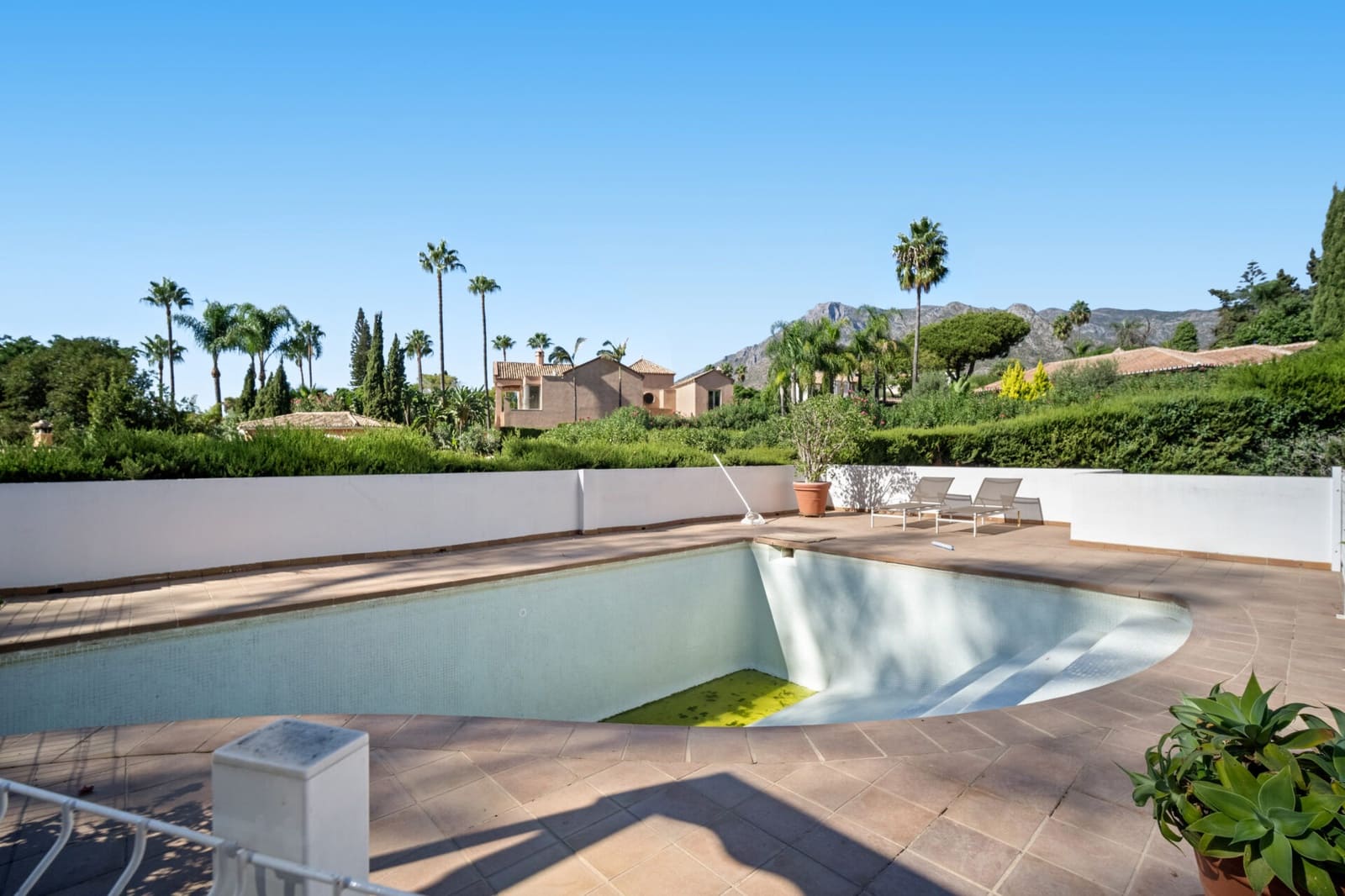 4 sypialnia Willa na sprzedaż w Marbella z basenem garażem - 2 695 000 € (Ref: 9845229)