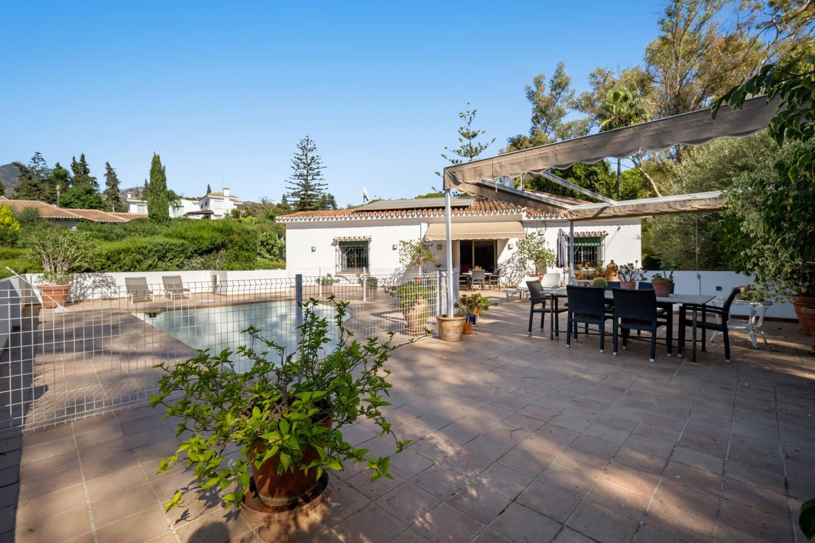 4 sypialnia Willa na sprzedaż w Marbella z basenem garażem - 2 695 000 € (Ref: 9845229)