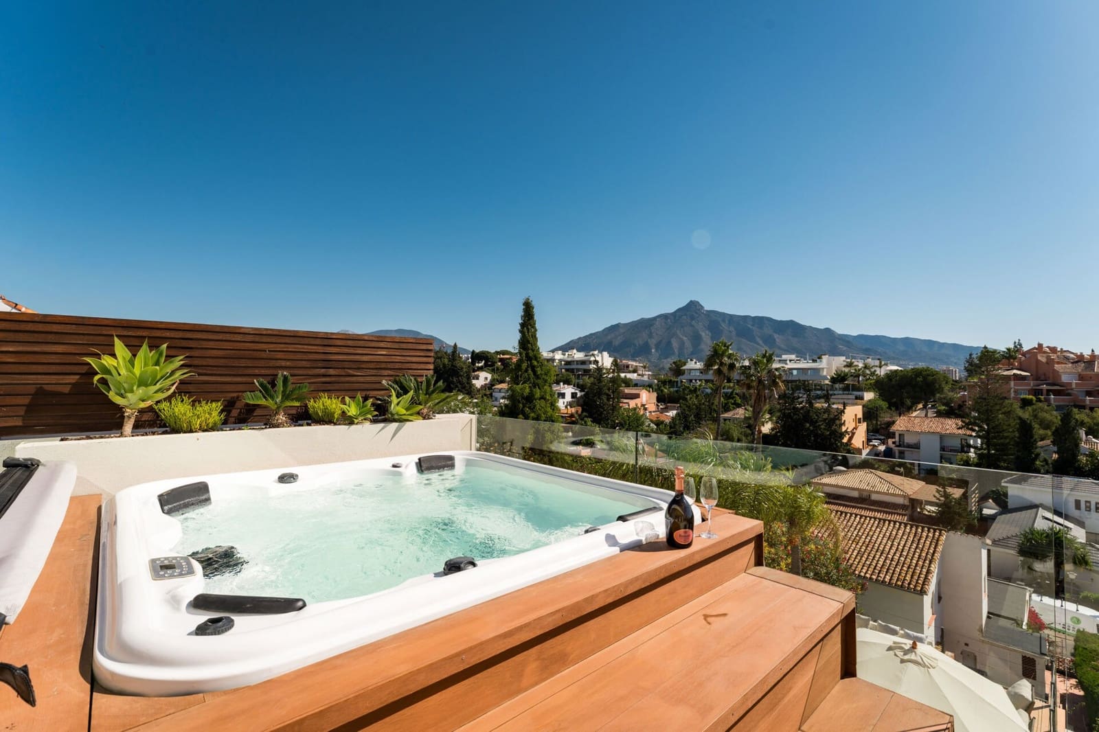 5 sypialnia Willa na sprzedaż w Nueva Andalucia z basenem - 2 995 000 € (Ref: 9868410)