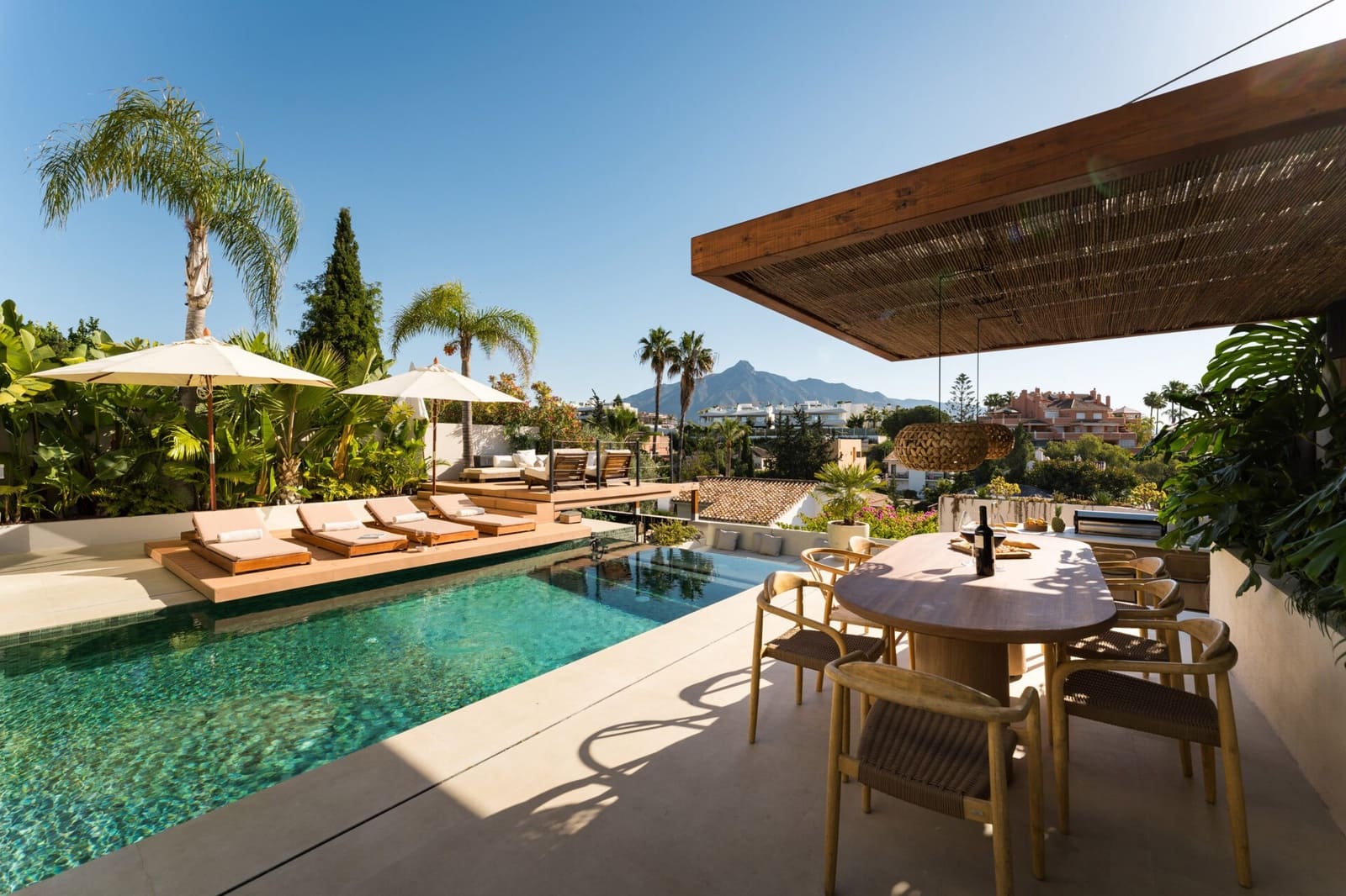 5 sypialnia Willa na sprzedaż w Nueva Andalucia z basenem - 2 995 000 € (Ref: 9868410)