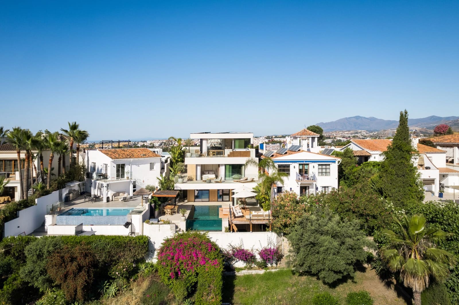 5 sypialnia Willa na sprzedaż w Nueva Andalucia z basenem - 2 995 000 € (Ref: 9868410)