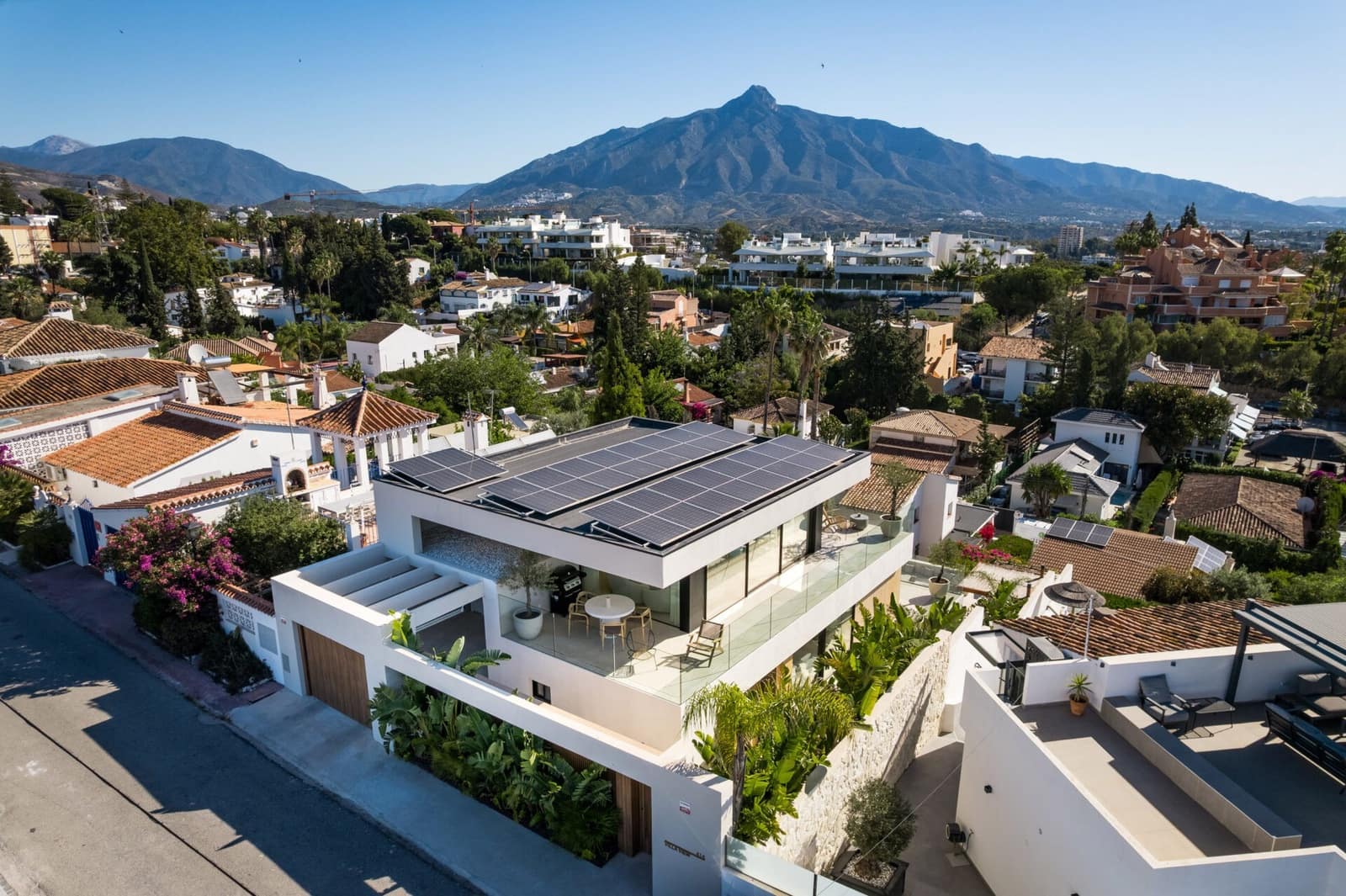 5 sypialnia Willa na sprzedaż w Nueva Andalucia z basenem - 2 995 000 € (Ref: 9868410)