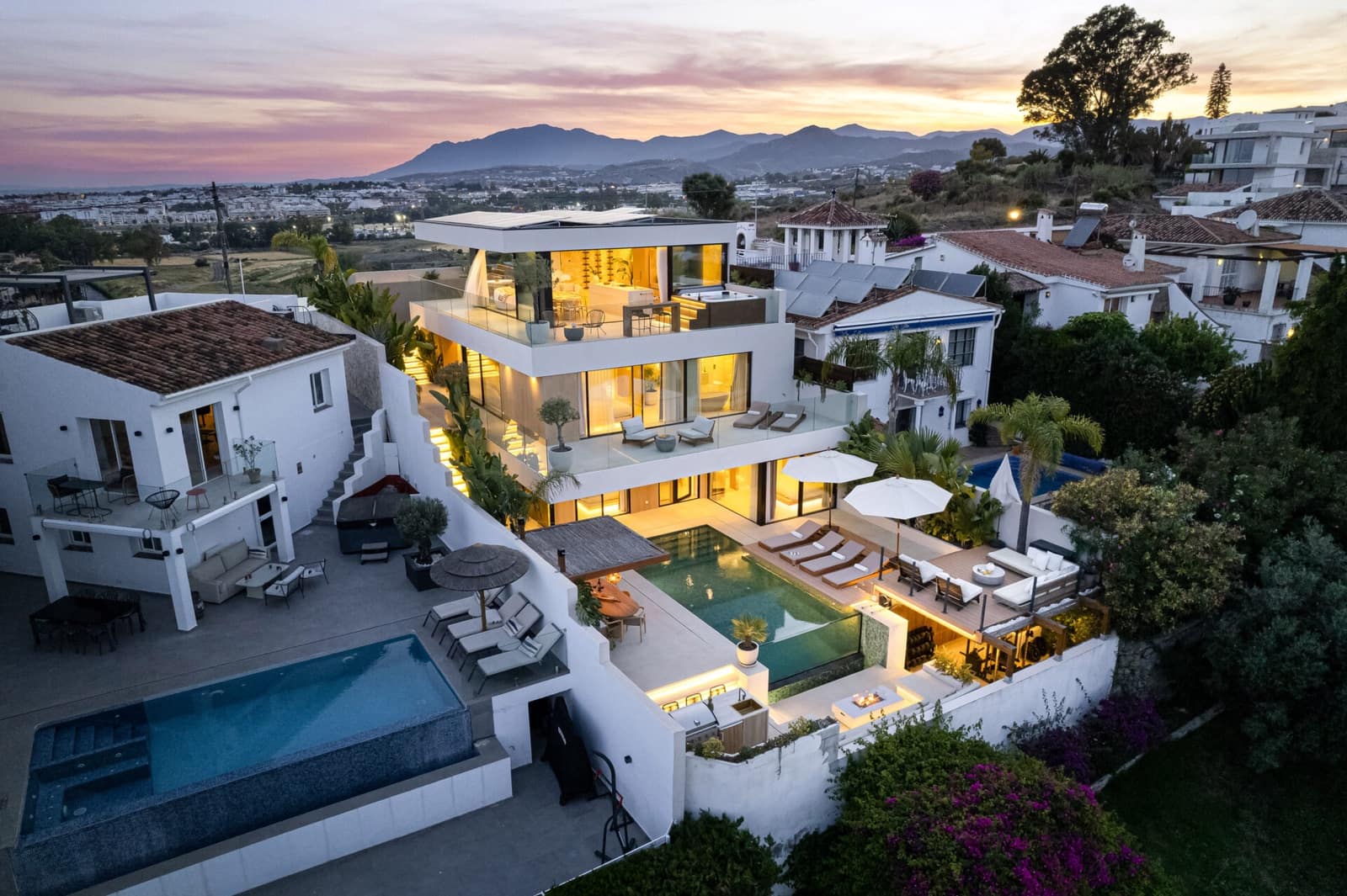5 sypialnia Willa na sprzedaż w Nueva Andalucia z basenem - 2 995 000 € (Ref: 9868410)