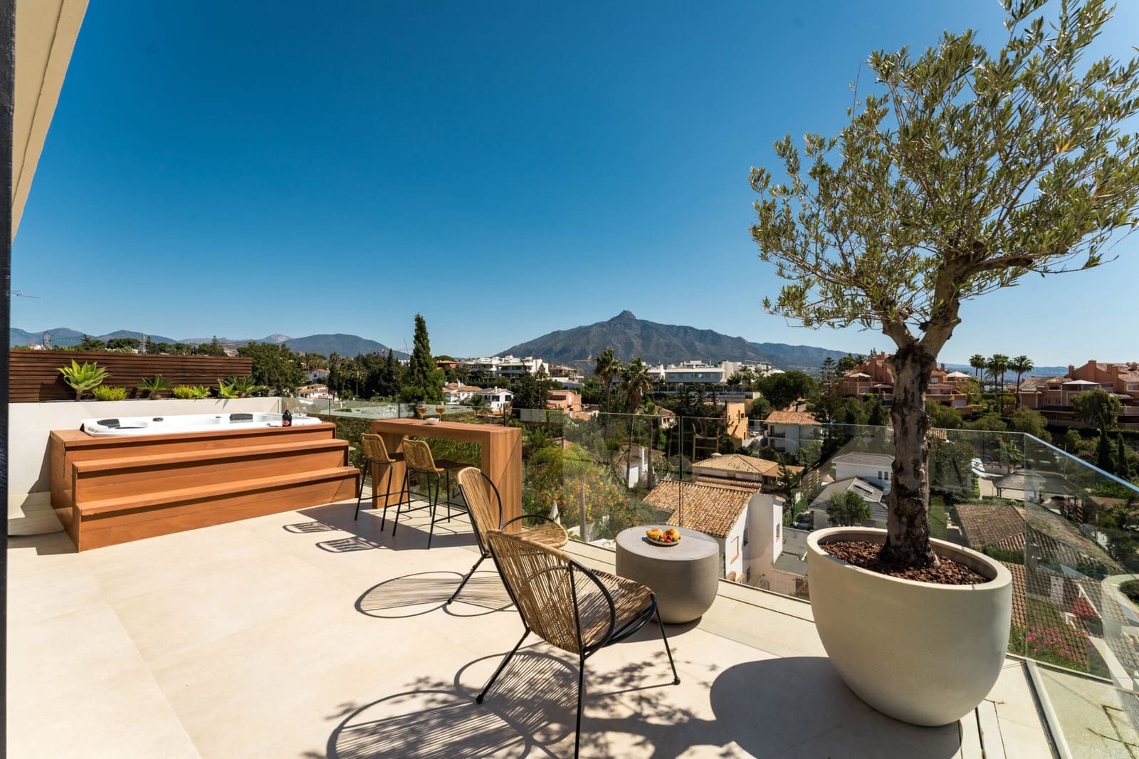 5 sypialnia Willa na sprzedaż w Nueva Andalucia z basenem - 2 995 000 € (Ref: 9868410)