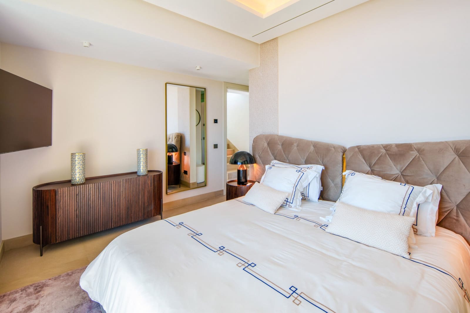 4 sypialnia Willa na sprzedaż w Nueva Andalucia z basenem garażem - 2 775 000 € (Ref: 9889984)