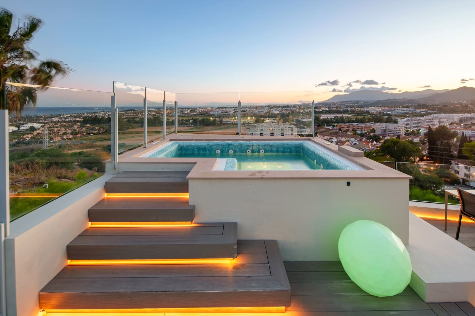 4 sypialnia Willa na sprzedaż w Nueva Andalucia z basenem garażem - 2 775 000 € (Ref: 9889984)