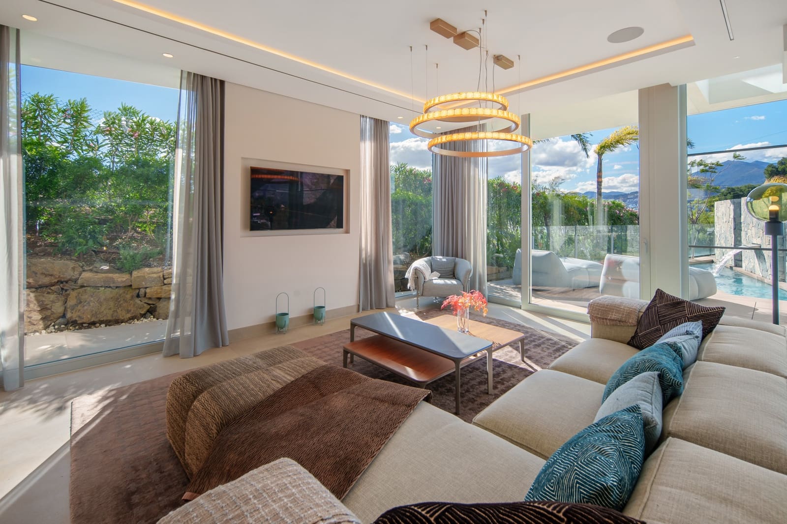 4 sypialnia Willa na sprzedaż w Nueva Andalucia z basenem garażem - 2 775 000 € (Ref: 9889984)