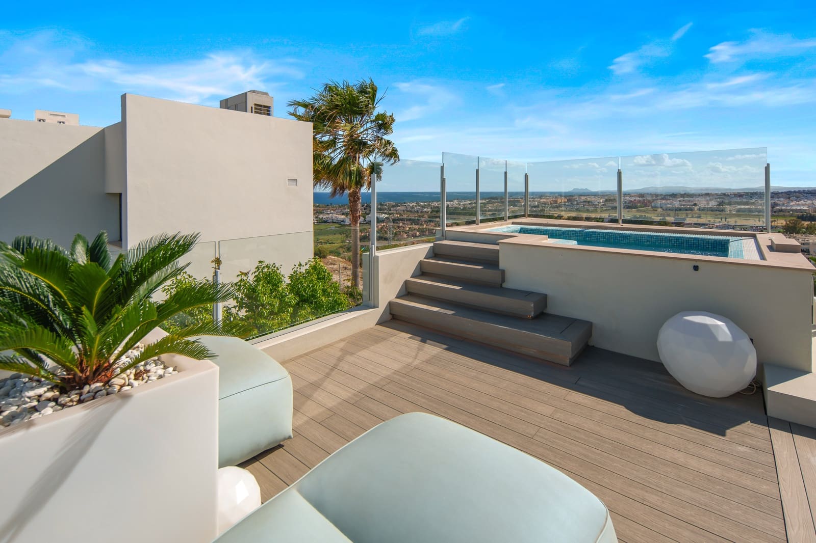4 sypialnia Willa na sprzedaż w Nueva Andalucia z basenem garażem - 2 775 000 € (Ref: 9889984)