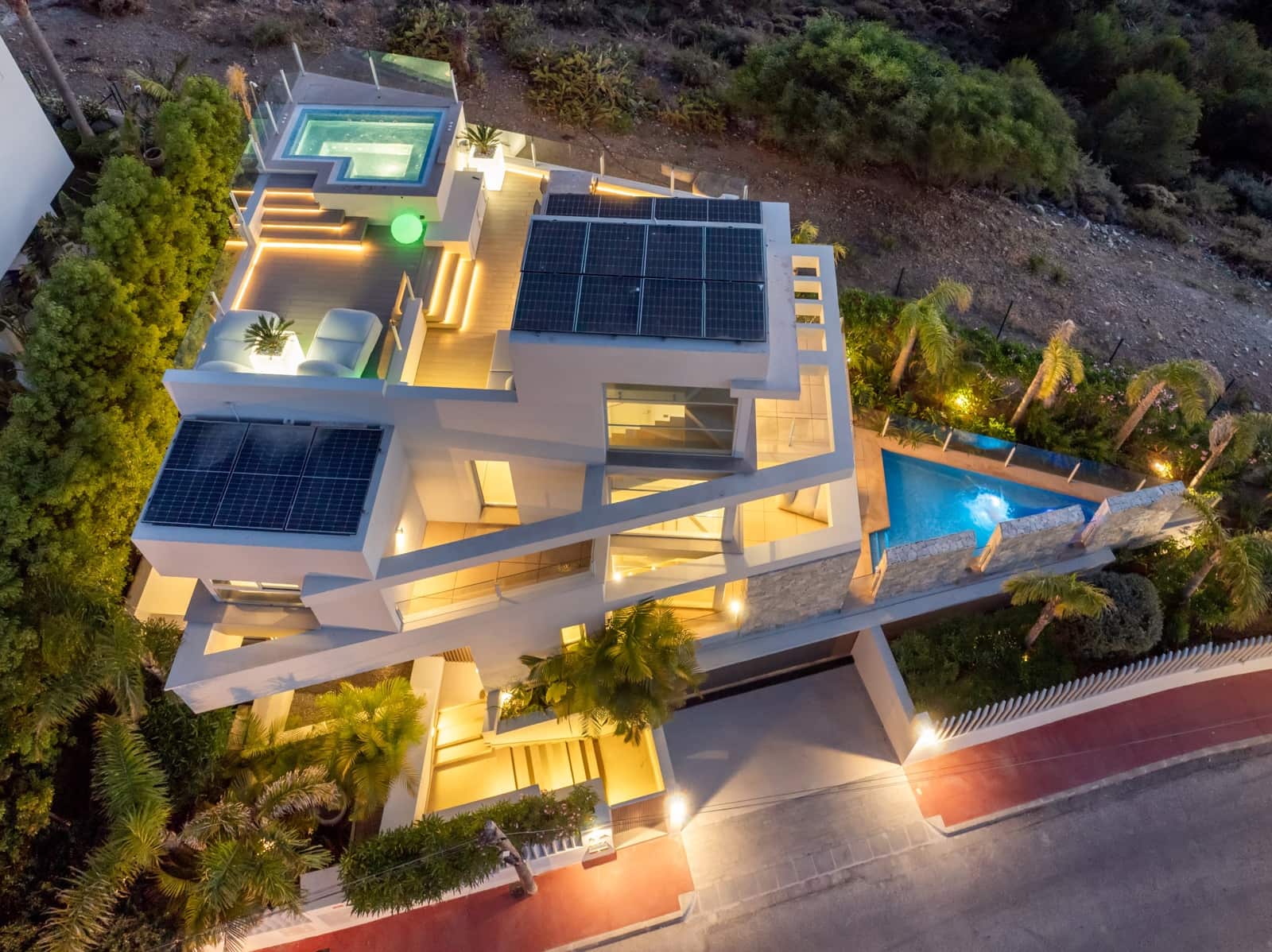 4 sypialnia Willa na sprzedaż w Nueva Andalucia z basenem garażem - 2 775 000 € (Ref: 9889984)