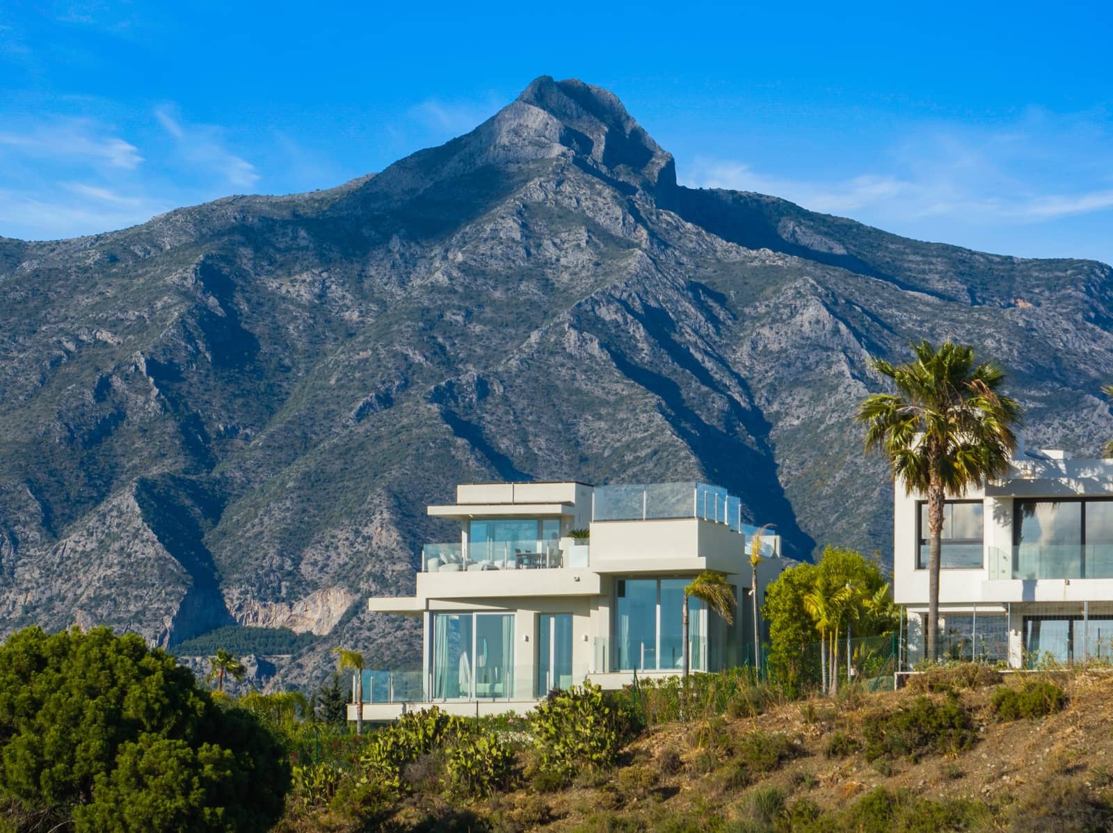 4 sypialnia Willa na sprzedaż w Nueva Andalucia z basenem garażem - 2 775 000 € (Ref: 9889984)