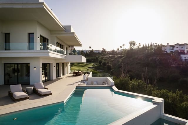 Chalet de 4 habitaciones en Estepona en venta con piscina - 2.990.000 € (Ref: 9936033)
