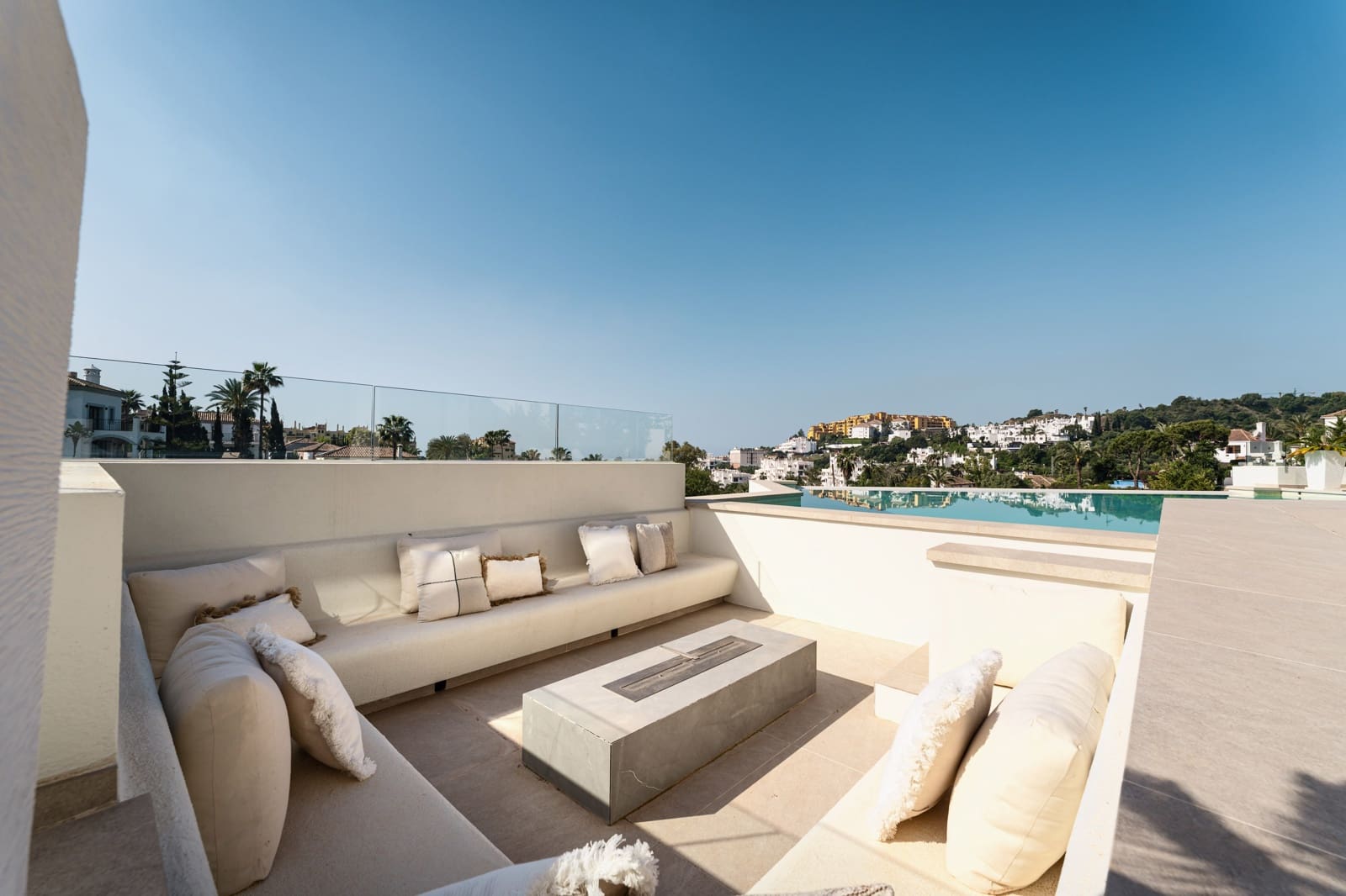 Chalet de 4 habitaciones en Estepona en venta con piscina - 2.990.000 € (Ref: 9936033)