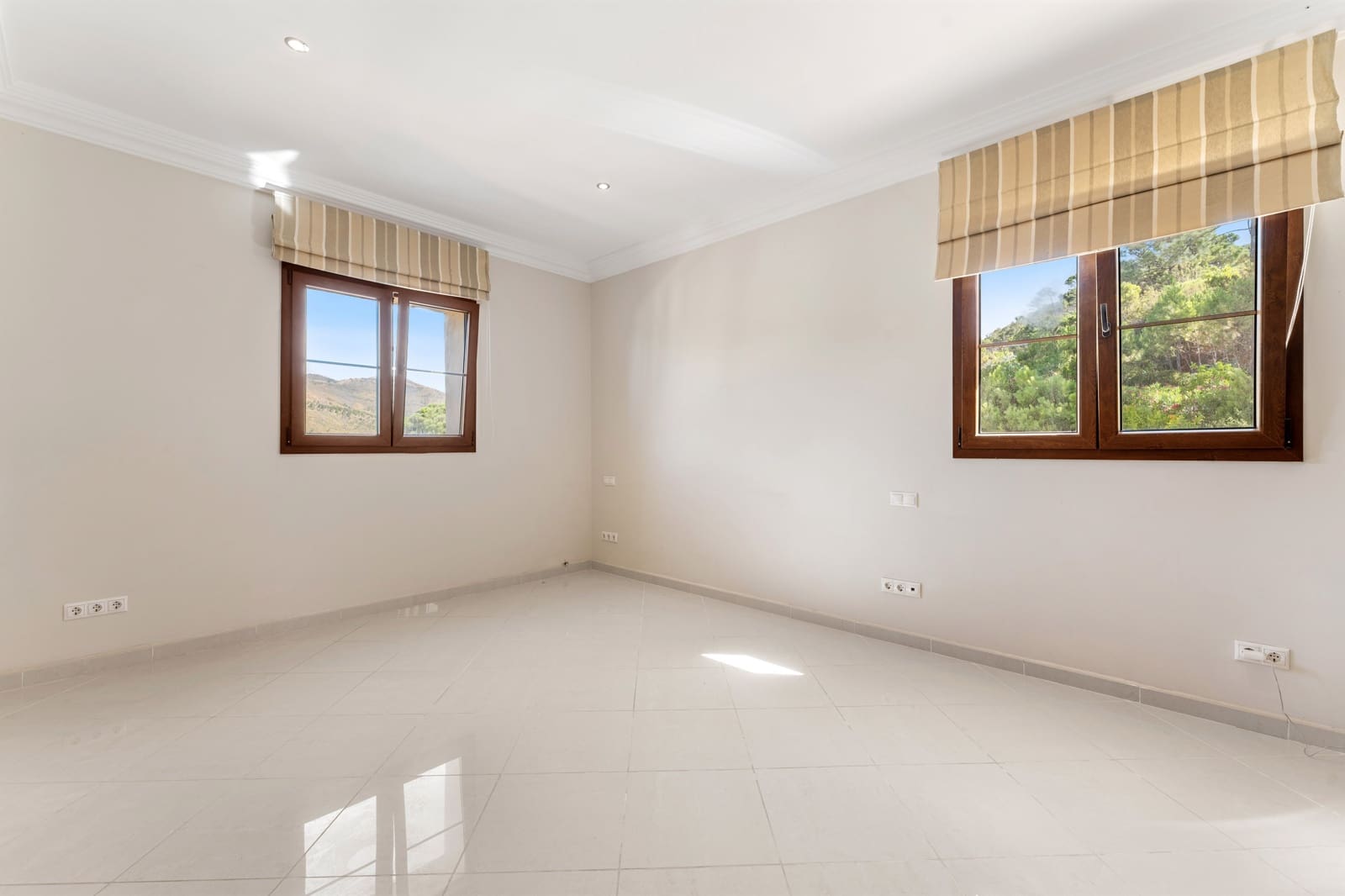 5 bedroom Villa for sale in Estepona with pool garage - € 4,500,000 (Ref: 9936035)