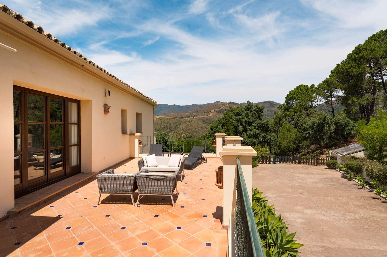 5 bedroom Villa for sale in Estepona with pool garage - € 4,500,000 (Ref: 9936035)