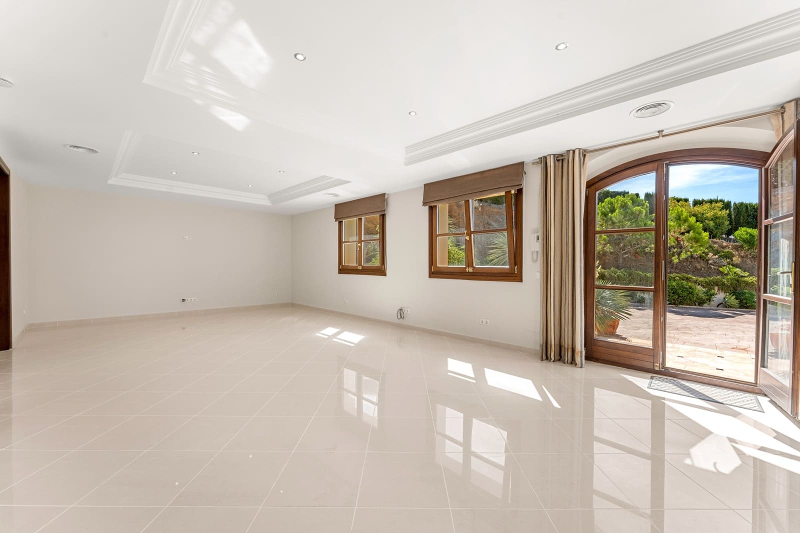 5 bedroom Villa for sale in Estepona with pool garage - € 4,500,000 (Ref: 9936035)