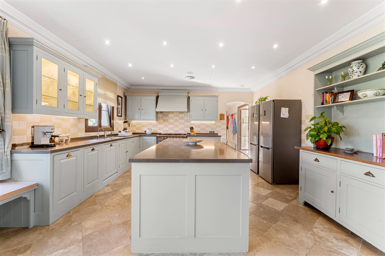 5 bedroom Villa for sale in Estepona with pool garage - € 4,500,000 (Ref: 9936035)