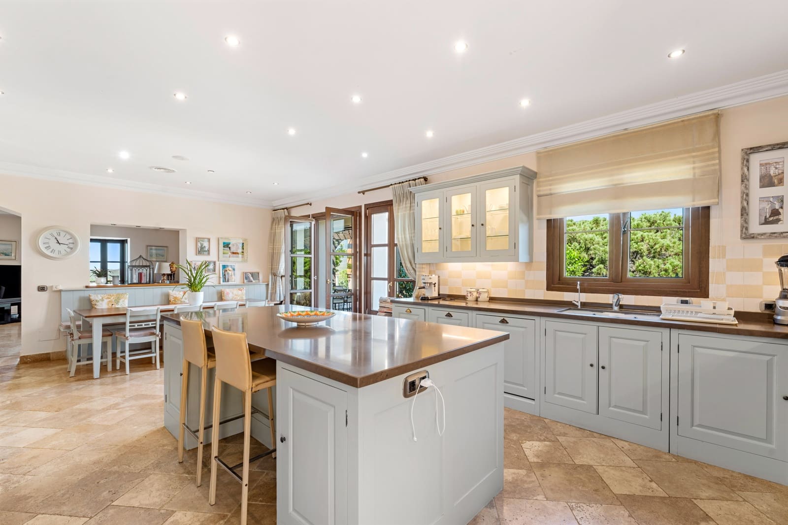 5 bedroom Villa for sale in Estepona with pool garage - € 4,500,000 (Ref: 9936035)