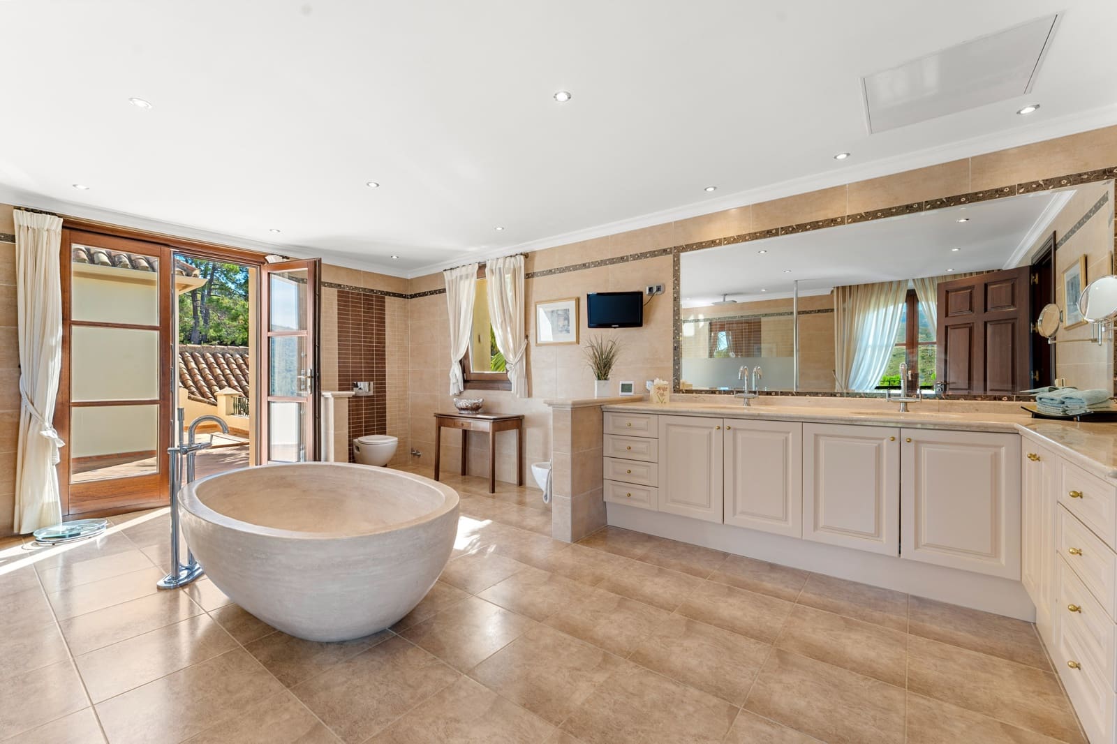 5 bedroom Villa for sale in Estepona with pool garage - € 4,500,000 (Ref: 9936035)