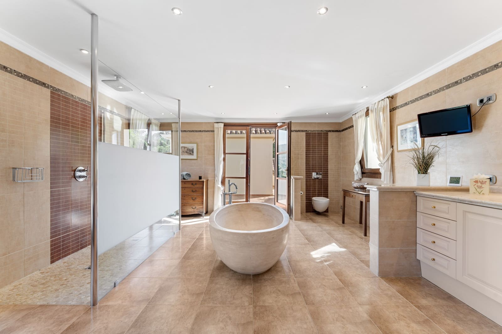 5 bedroom Villa for sale in Estepona with pool garage - € 4,500,000 (Ref: 9936035)