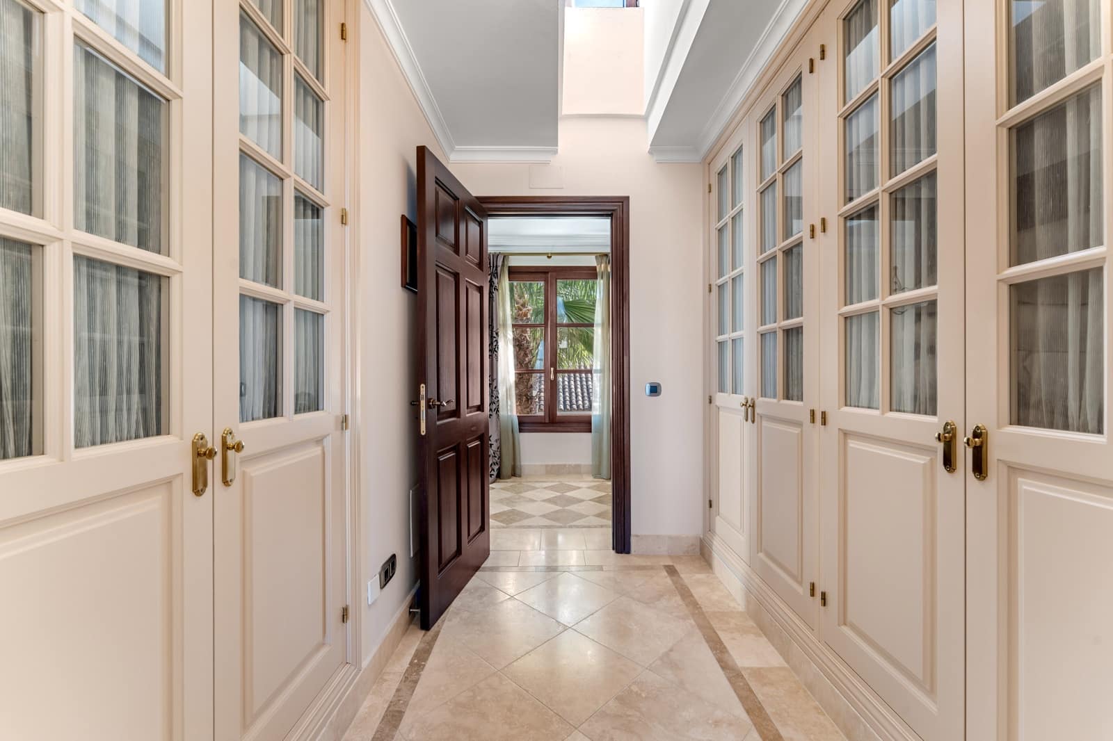 5 bedroom Villa for sale in Estepona with pool garage - € 4,500,000 (Ref: 9936035)