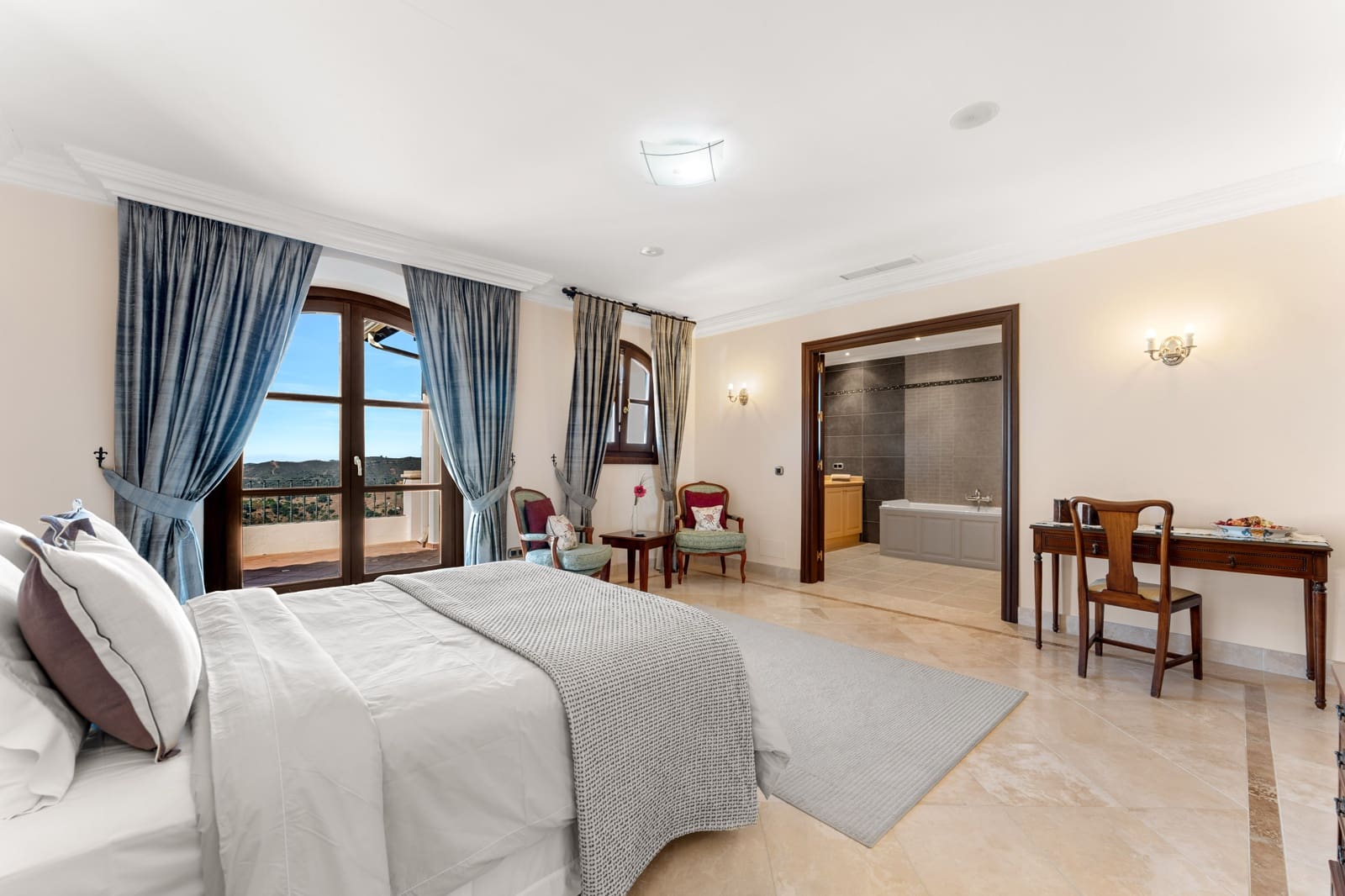 5 bedroom Villa for sale in Estepona with pool garage - € 4,500,000 (Ref: 9936035)