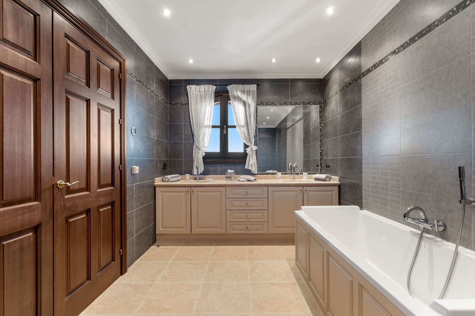 5 bedroom Villa for sale in Estepona with pool garage - € 4,500,000 (Ref: 9936035)