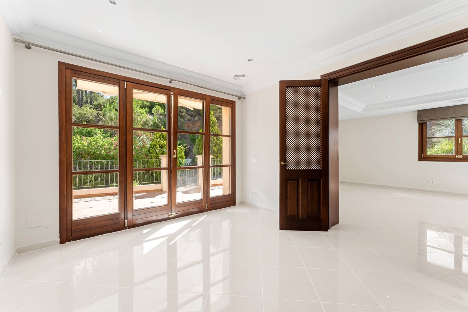 5 bedroom Villa for sale in Estepona with pool garage - € 4,500,000 (Ref: 9936035)