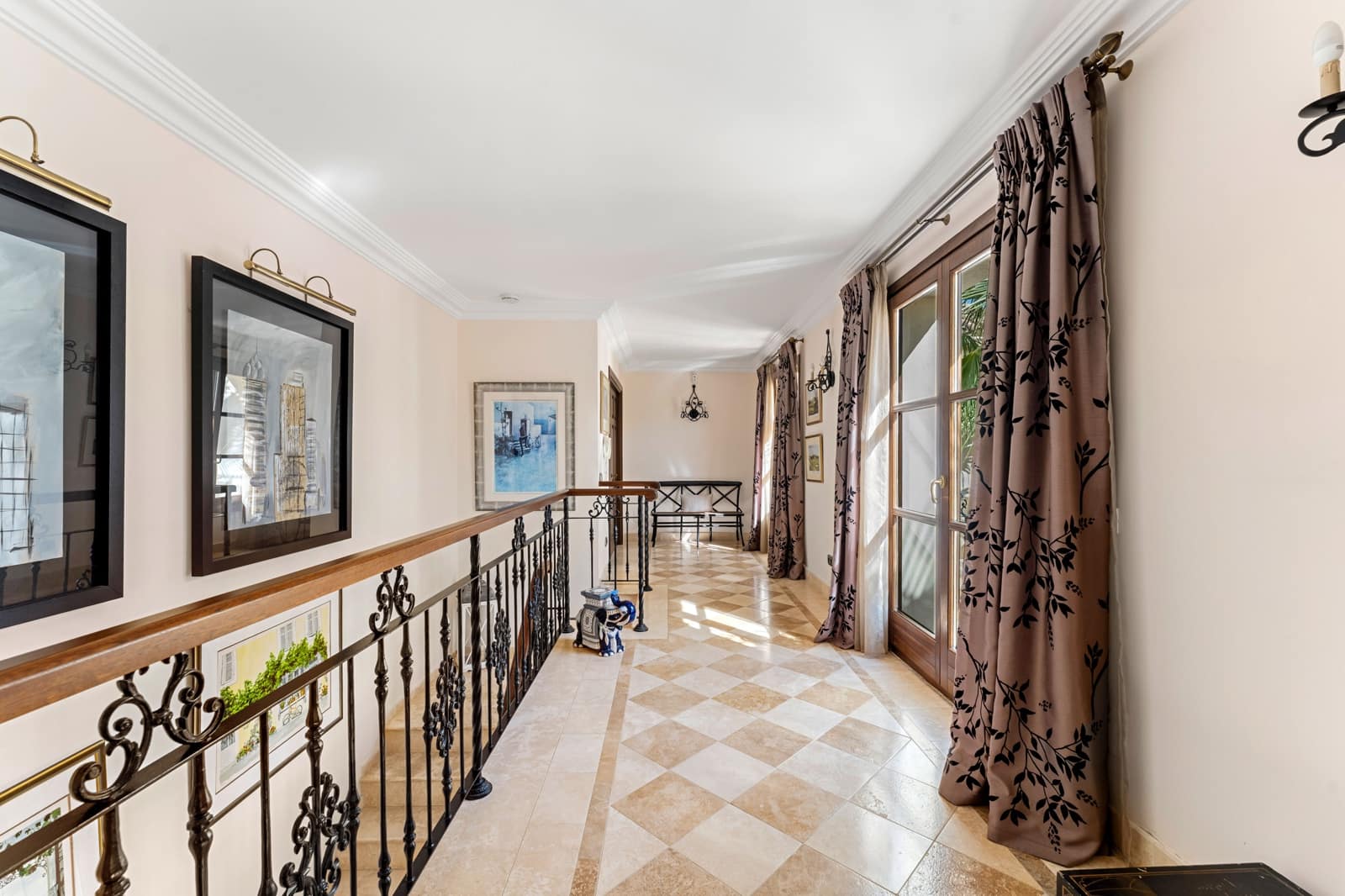 5 bedroom Villa for sale in Estepona with pool garage - € 4,500,000 (Ref: 9936035)