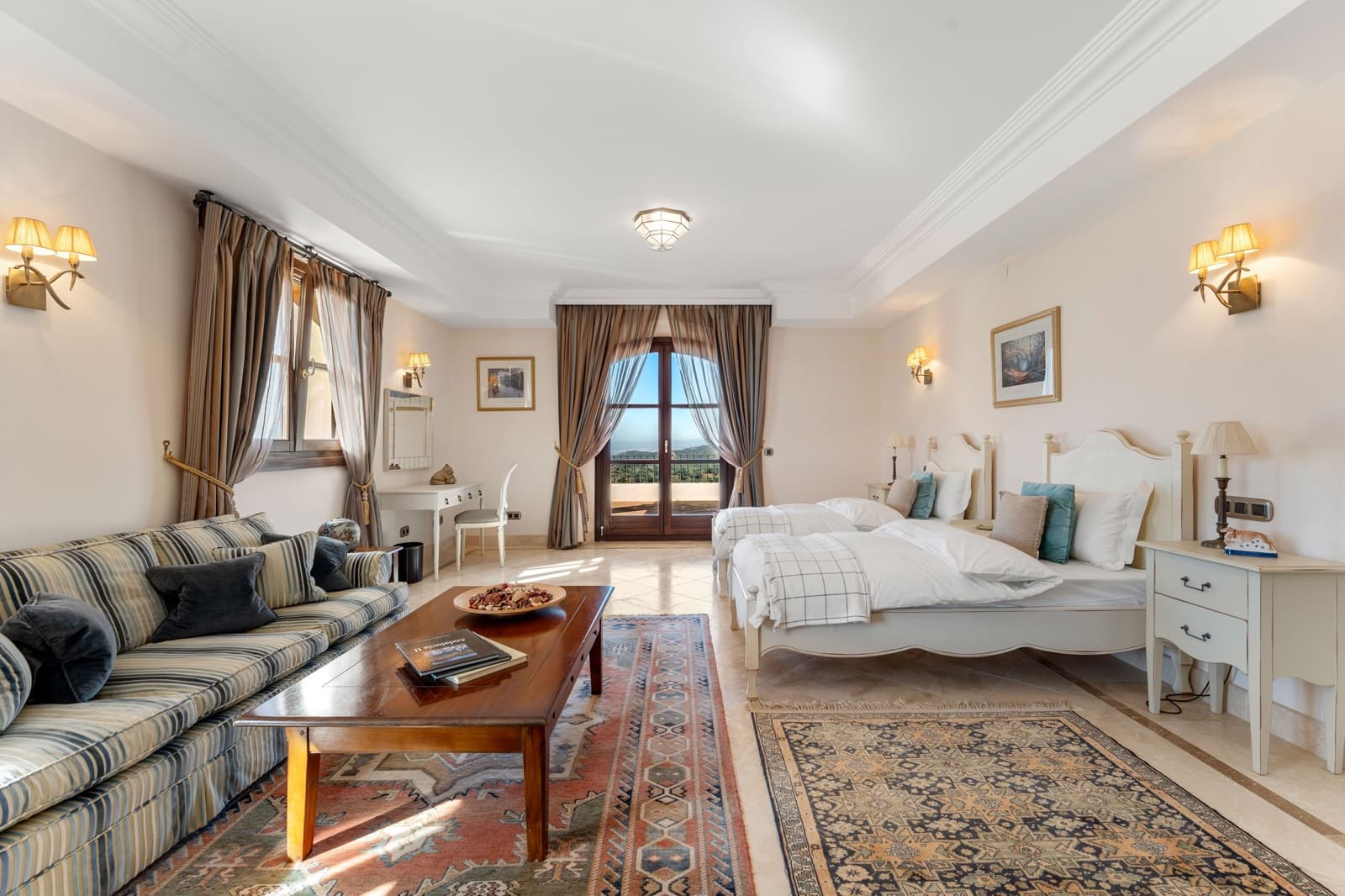 5 bedroom Villa for sale in Estepona with pool garage - € 4,500,000 (Ref: 9936035)