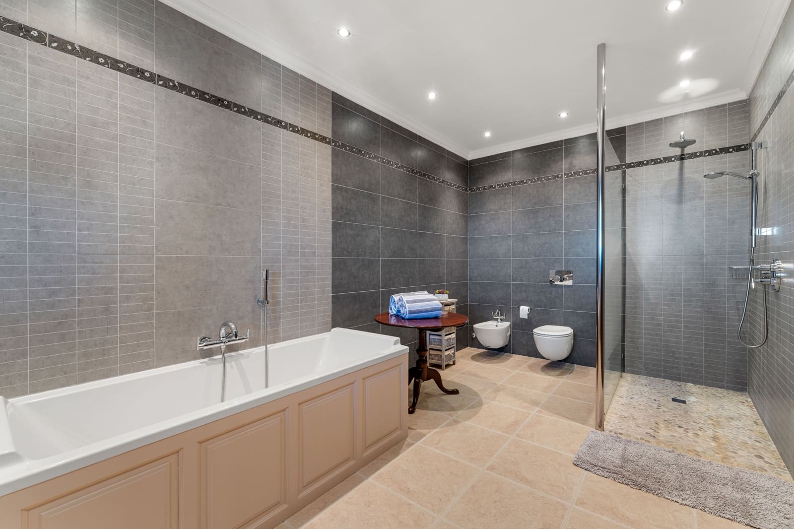 5 bedroom Villa for sale in Estepona with pool garage - € 4,500,000 (Ref: 9936035)