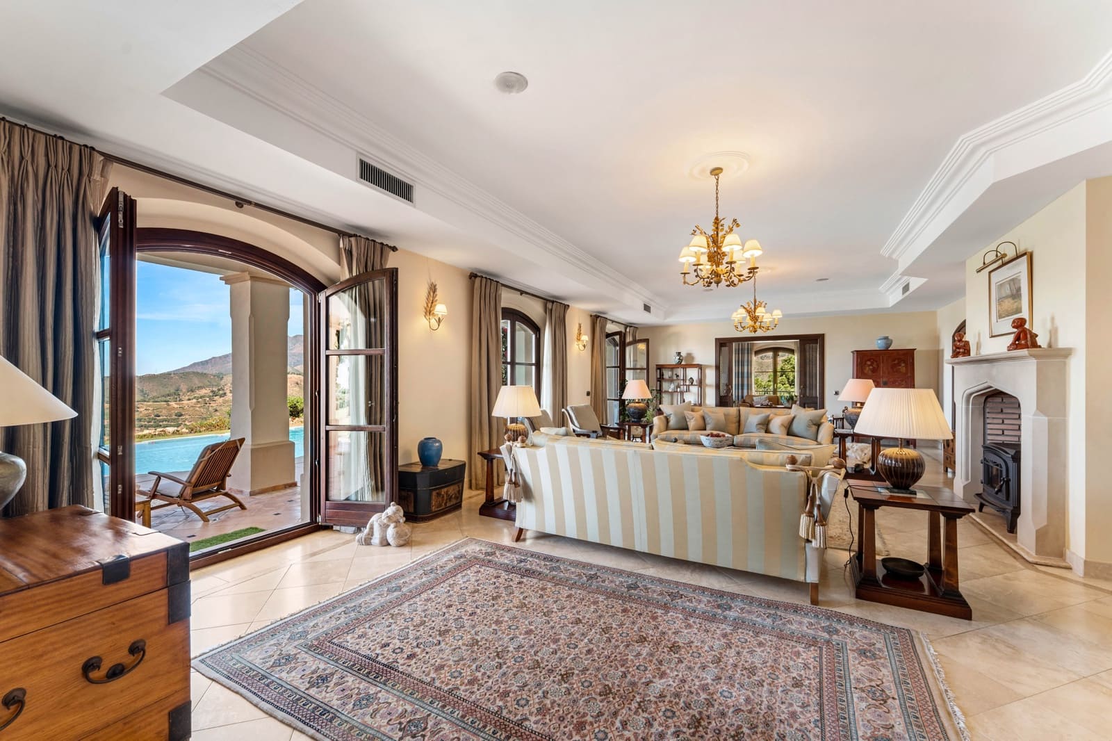 5 bedroom Villa for sale in Estepona with pool garage - € 4,500,000 (Ref: 9936035)